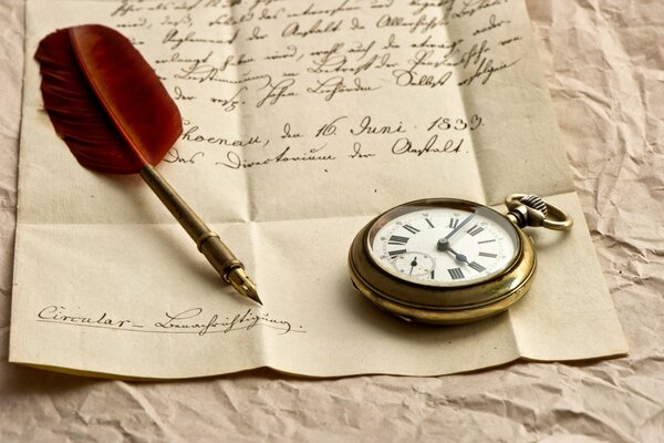 Papier avec un texte écrit sur lequel se trouve une horloge et un stylo-plume avec un stylo rouge