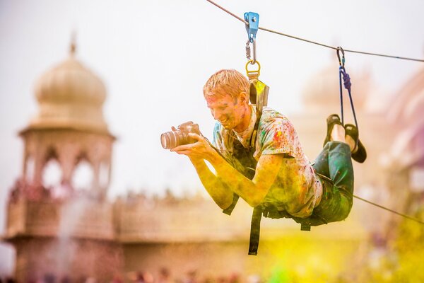 Fotograf na linie na festiwalu kolorów