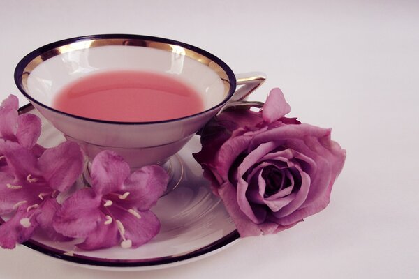 Tendresse des fleurs de rose sur une soucoupe avec une tasse d art numérique