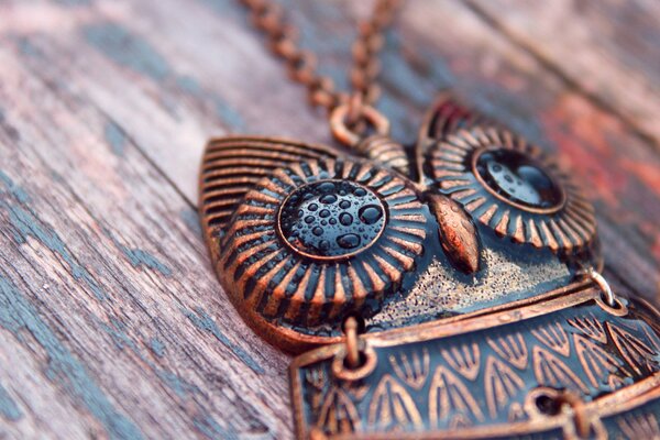 Pendentif hibou sur une table en bois