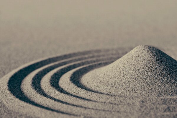Figura di sabbia sotto forma di cerchi ripetuti
