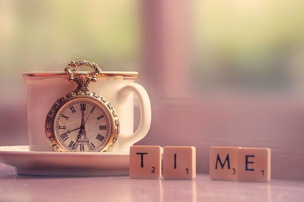 Image sur la table est une tasse avec une soucoupe et des cubes