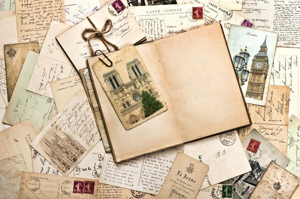 Vieilles lettres avec des cartes postales et des timbres