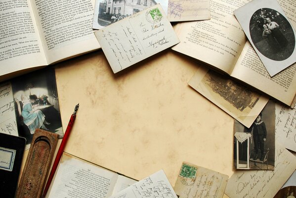 Livres Vintage et lettres avec des photos sur la table