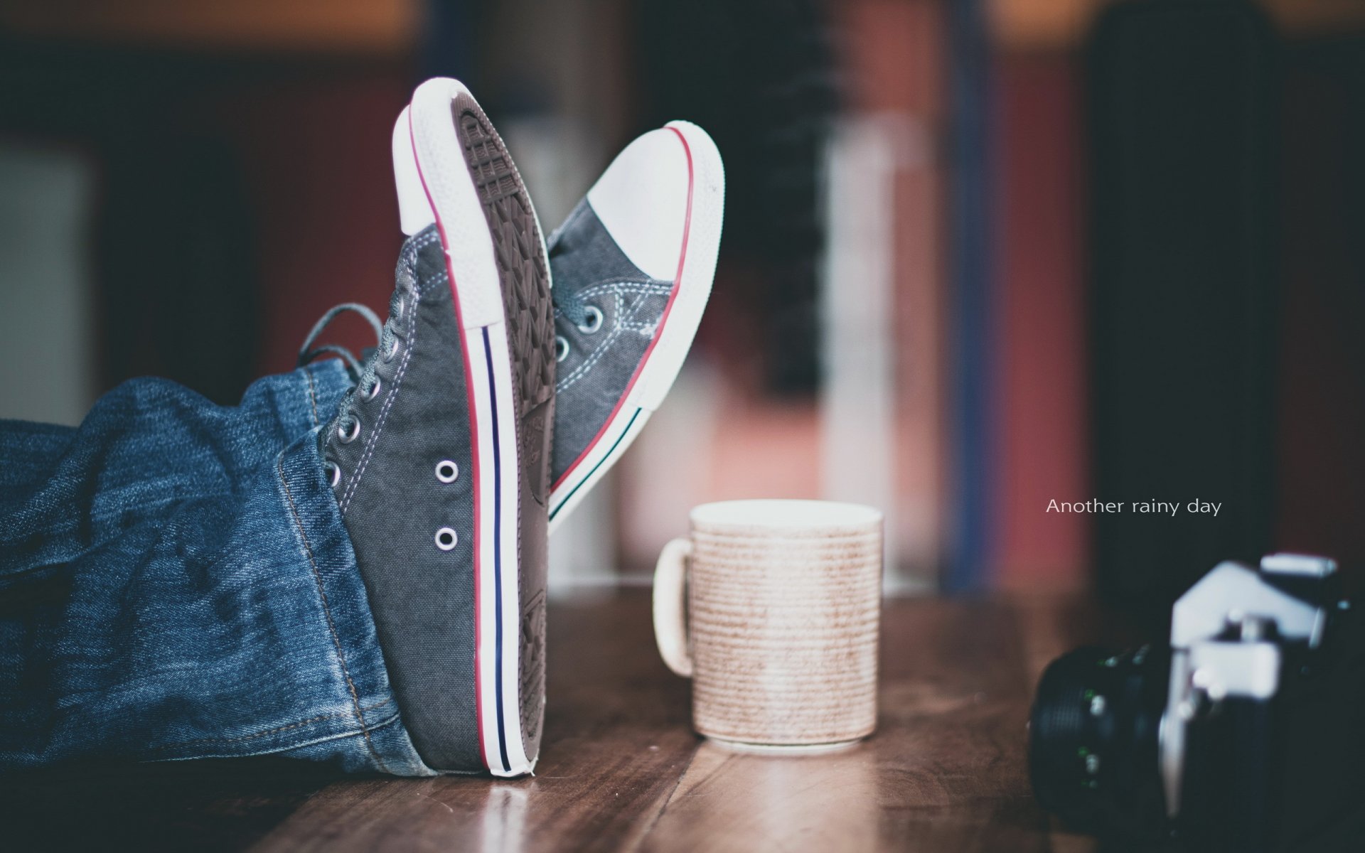 scarpe da ginnastica scrivania macchina fotografica