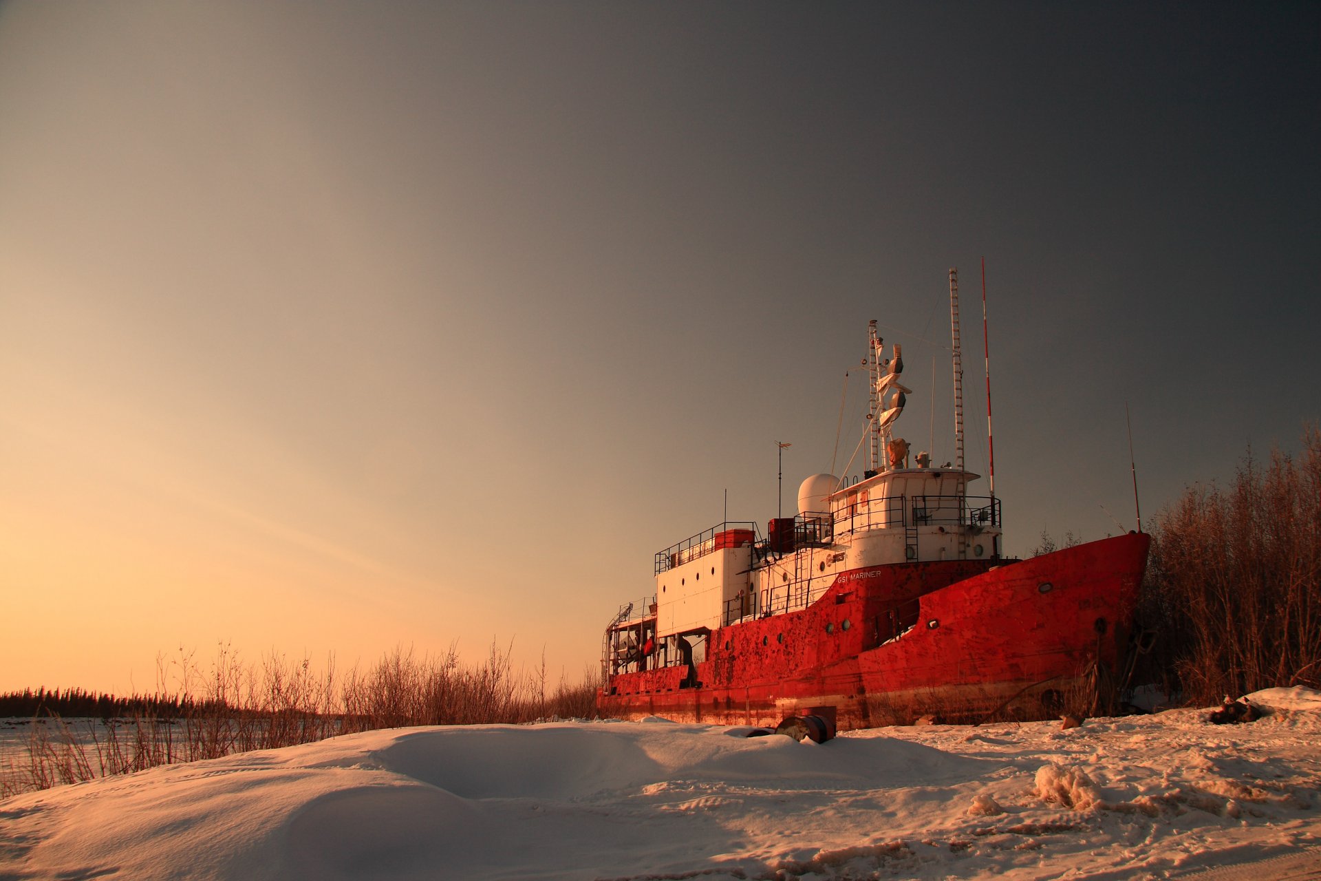 verlassenes schiff schiff schnee abend ufer schiff