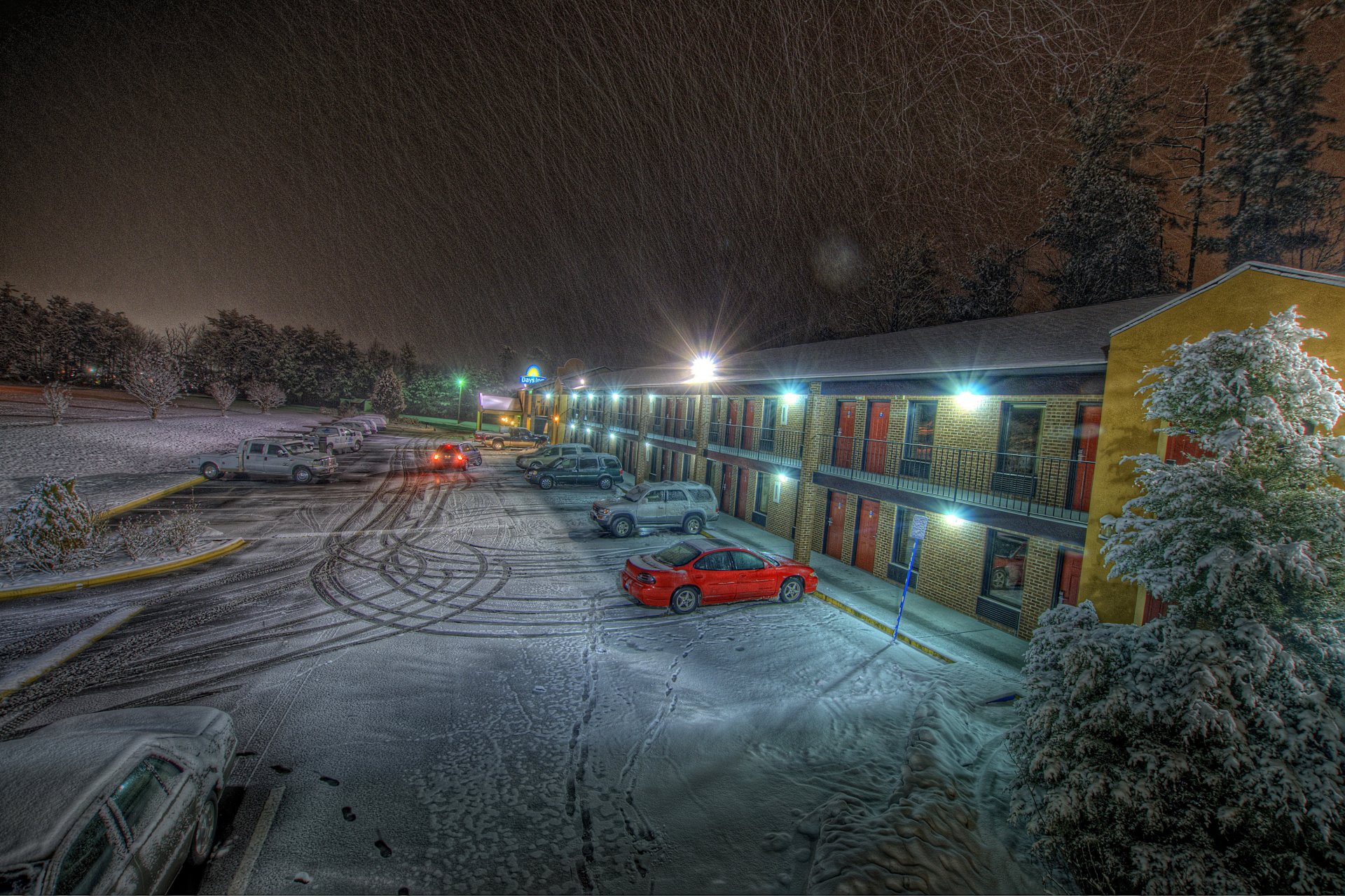 hotel parken autos schnee abend spuren