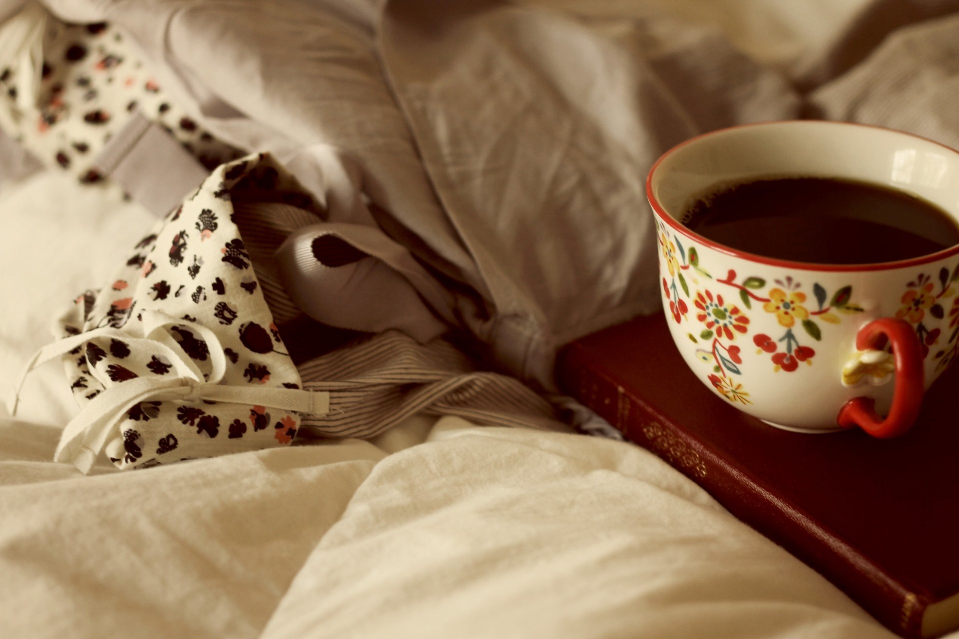 bed cup coffee book wallpaper