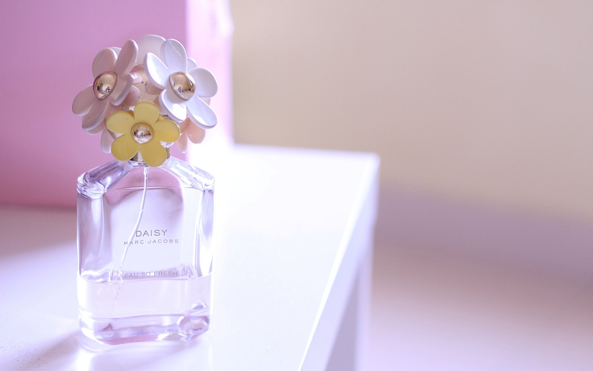 marc jacobs daisy perfume bottle