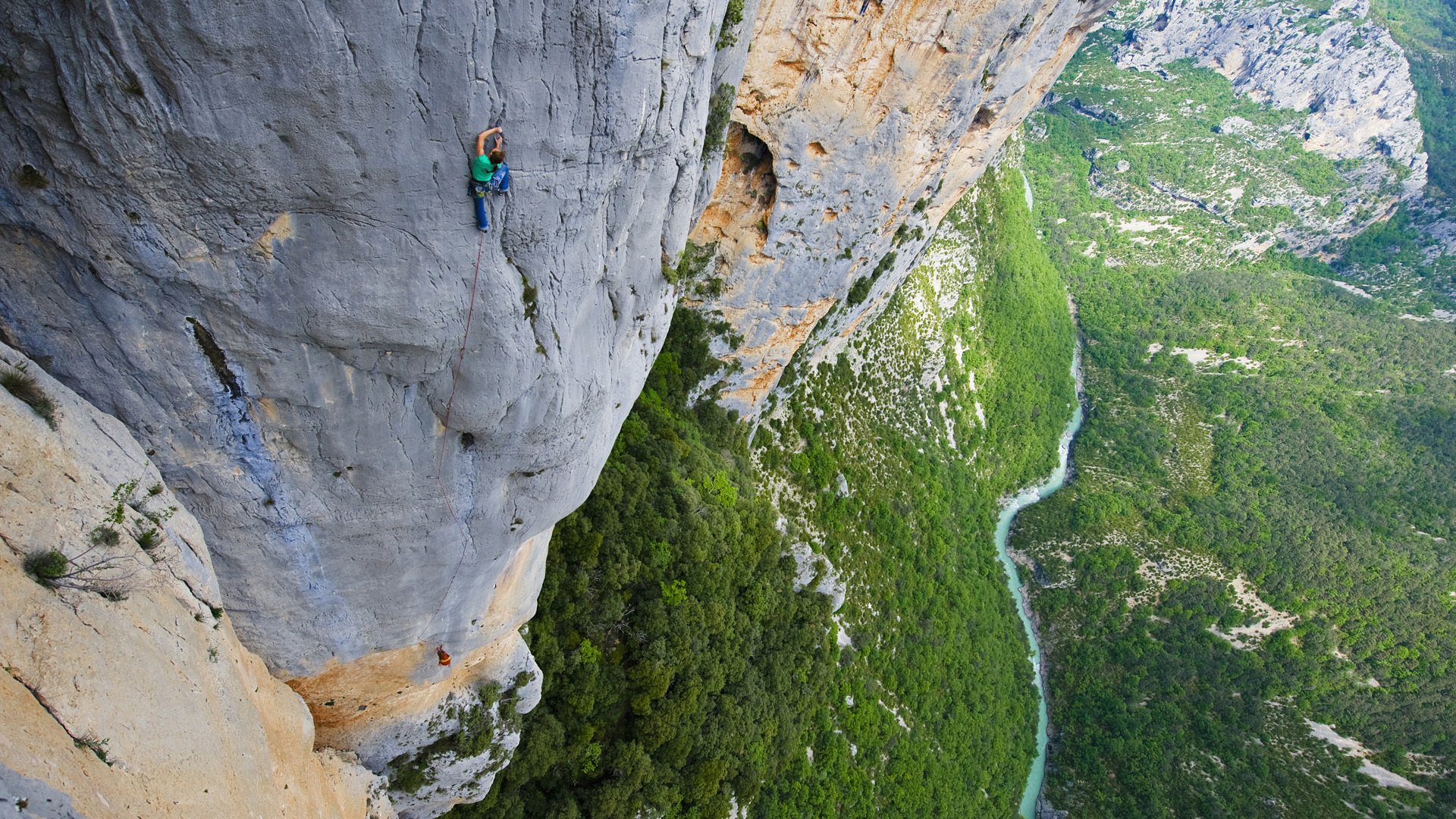 roca río hombre altura