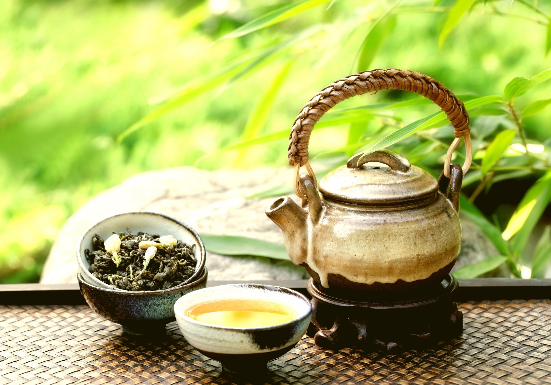 tetera y tazas en piedra naturaleza muerta arcilla tetera tazas aditivos pétalos fragancia este salón de té ceremonia