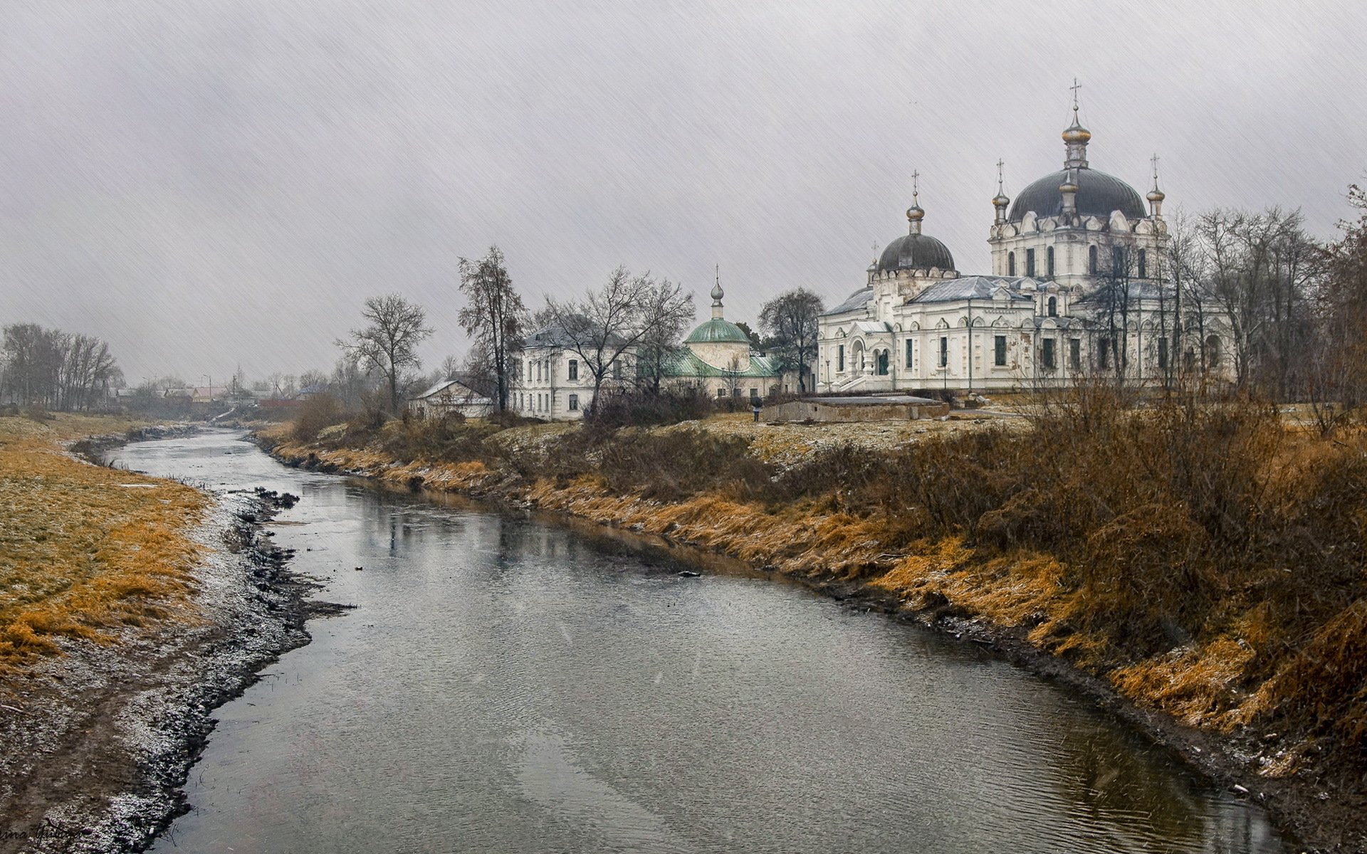 templo río lluvia