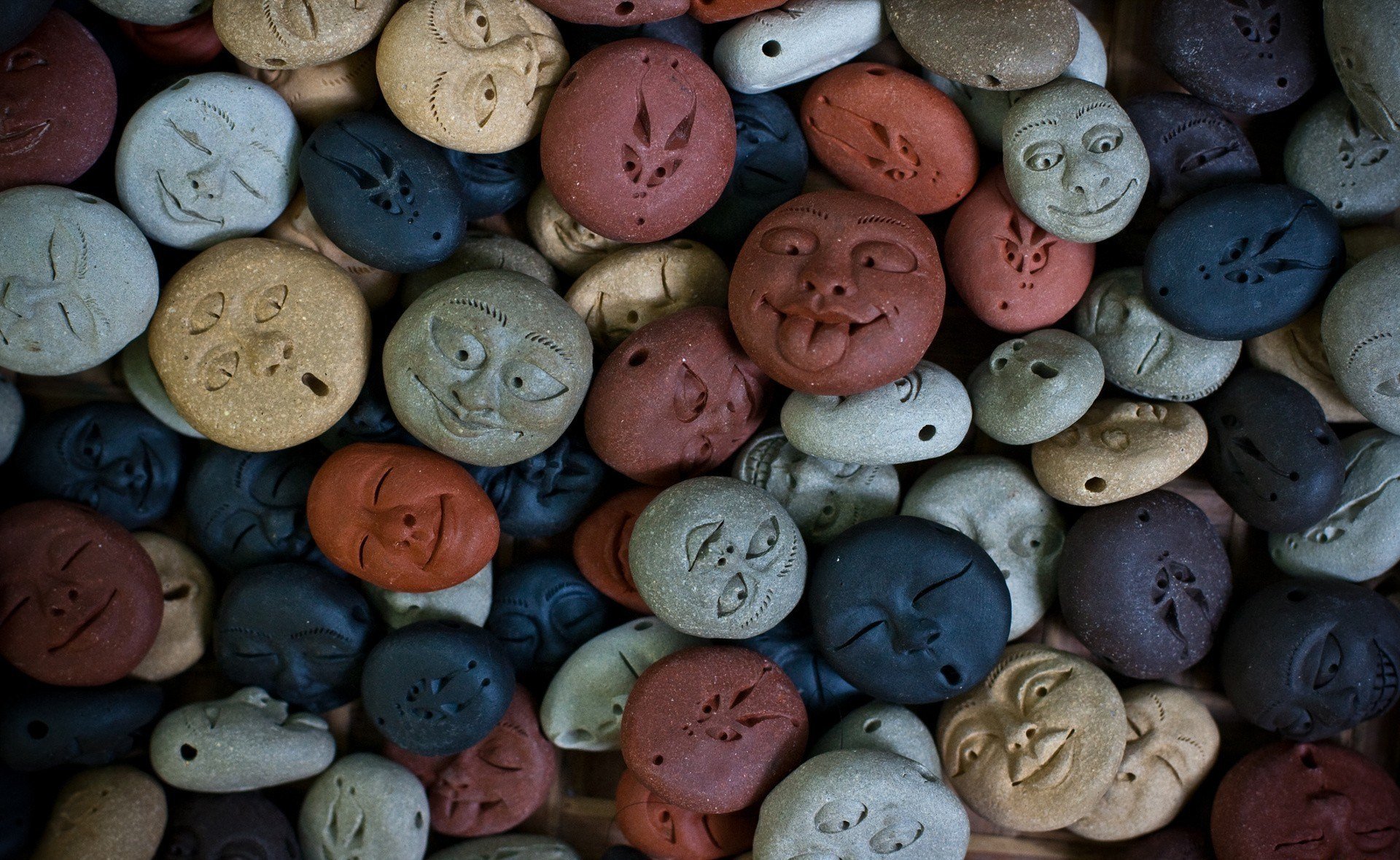 figuras de acción caras caras piedras azul gris marrón rojo