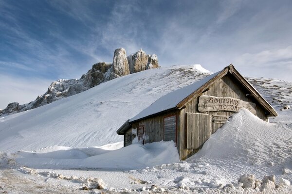 Casa Coperta di neve in montagna