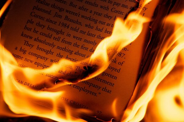 Brennendes Buch im Makro aufgenommen