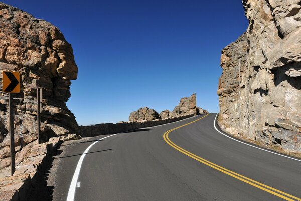 Amplia y espaciosa carretera con impresionantes vistas de las montañas y el cielo