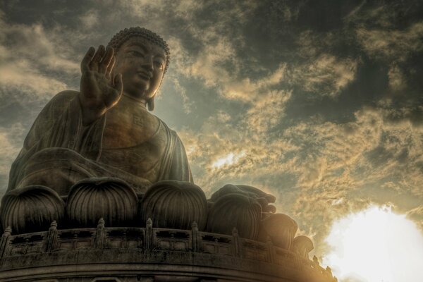 Buddha-Statue auf dem Hintergrund von Himmel, Sonne, Wolken