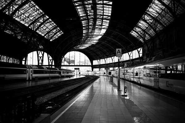 Foto en blanco y negro del ferrocarril en las vías