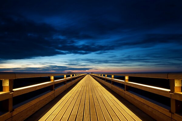 Красивый пейзаж с закатом на фоне моста