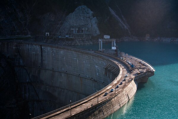 Central hidroeléctrica y la carretera por la que circulan los coches