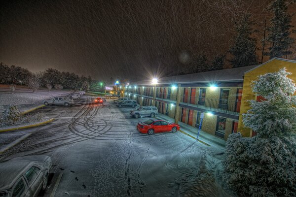 Traces de voiture dans la neige près de l hôtel