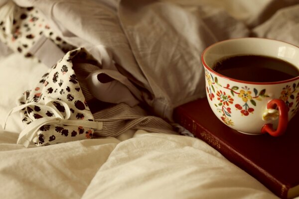 Una tazza di caffè e un libro a letto, il fine settimana è riuscito