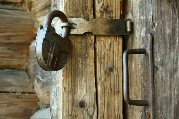 Candado viejo en puerta de madera