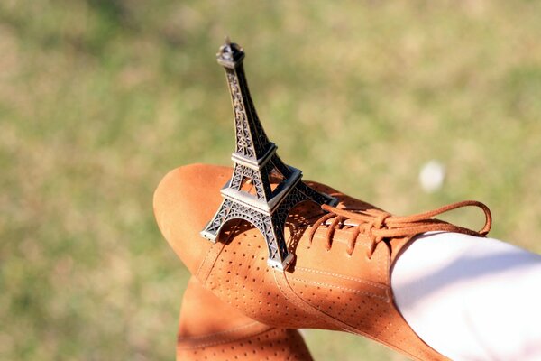 Mini tour Eiffel sur la chaussure