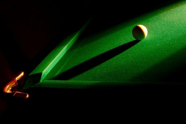 Boule de billard dans le jeu sur la table