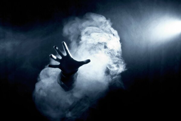 Una mano espeluznante emerge del humo