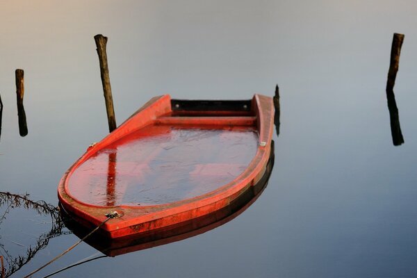 Barca rossa legata nel lago