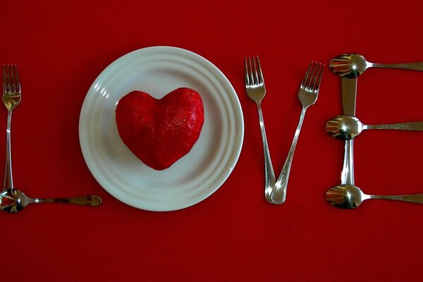 La palabra amor en la mesa compuesta de cubiertos