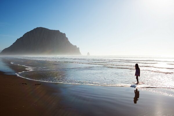 Silhouette d une jeune fille sur la plage sereine de la mer