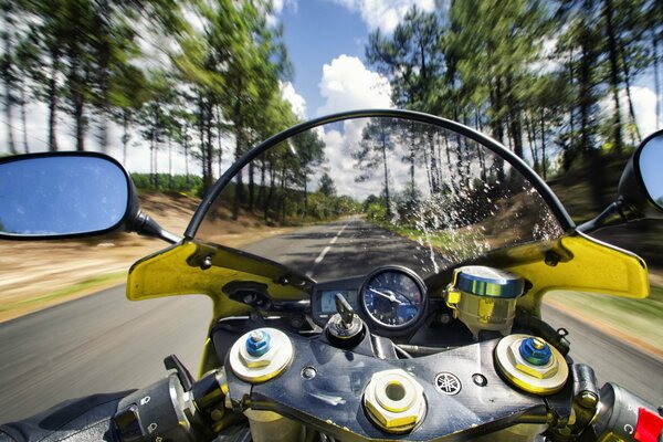 Velocità dal volto di un motociclista su una moto