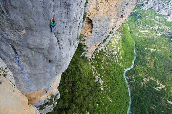 L uomo si arrampica su una roccia