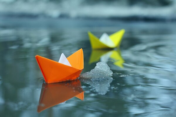 Orange und gelbe Boote auf dem Wasser