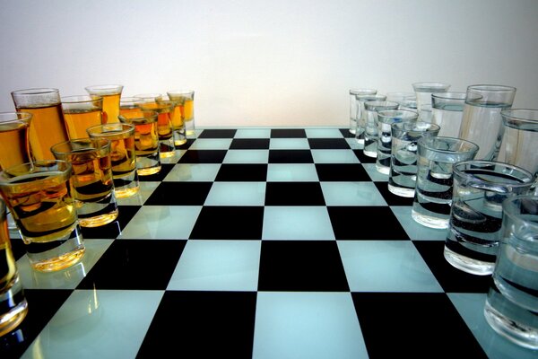 Gioco di scacchi con bevande alcoliche