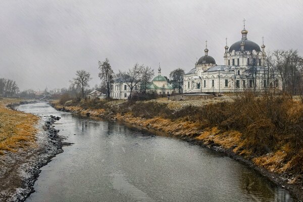 Templo en la orilla del río bajo la lluvia