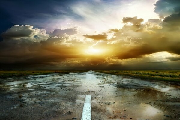 El camino y el horizonte en el fondo de la puesta de sol