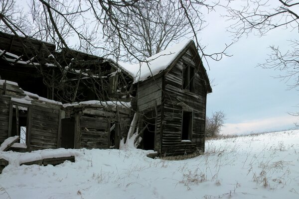Ein verlassenes Haus am Rande eines Wintertages