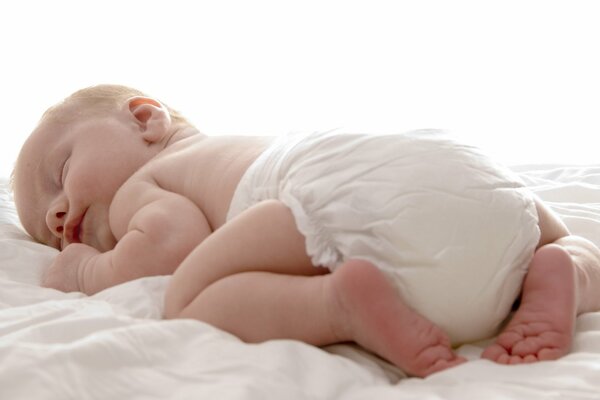 Foto de un niño durmiendo en la cama