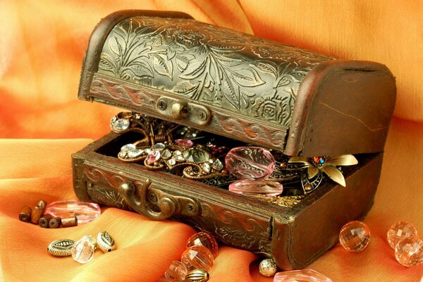 Pudełko z biżuterią na satynowym obrusie