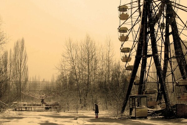 Одинокая девушка в призрачном городе