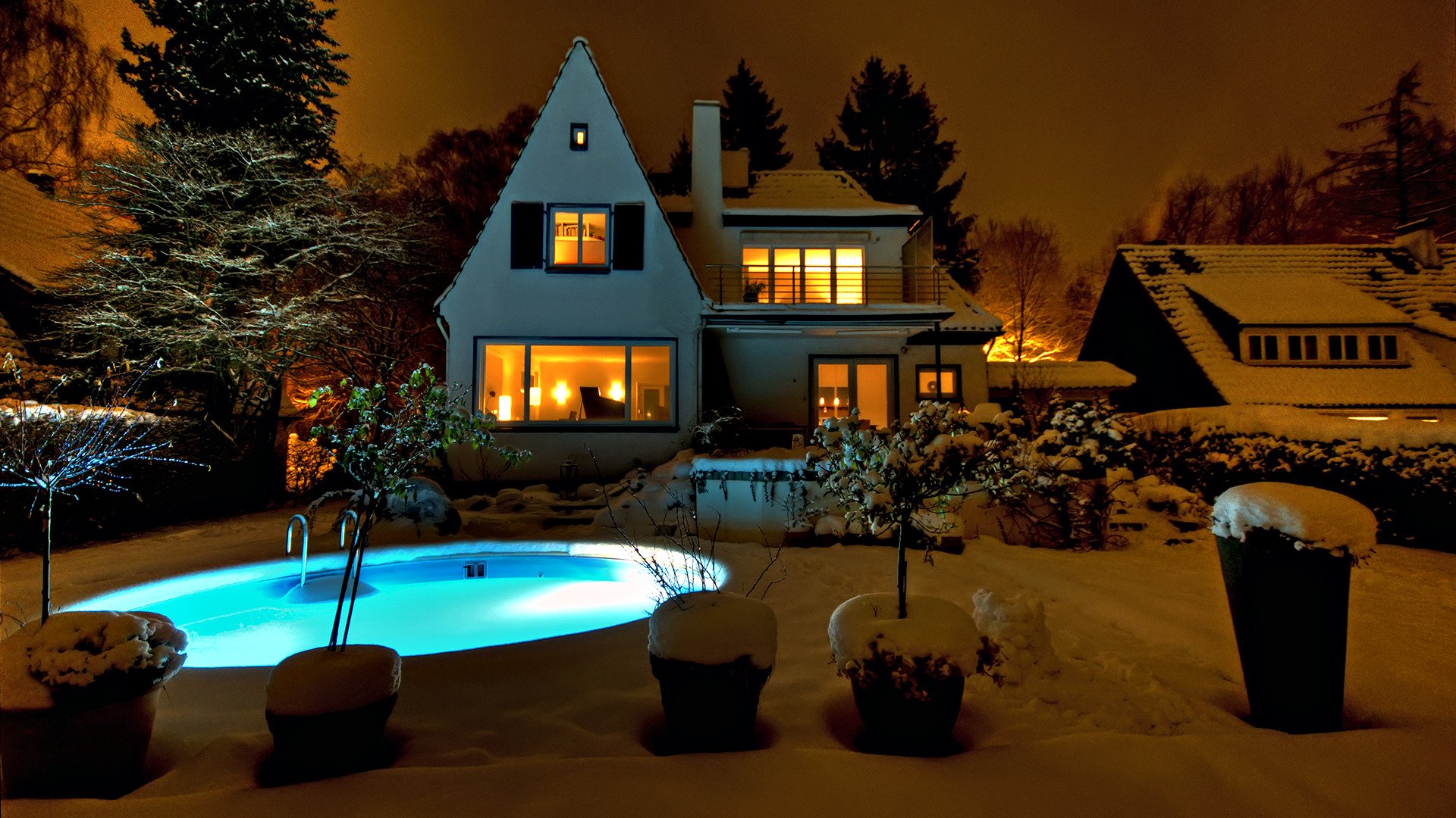 soirée d hiver piscine lumière dans les fenêtres hiver