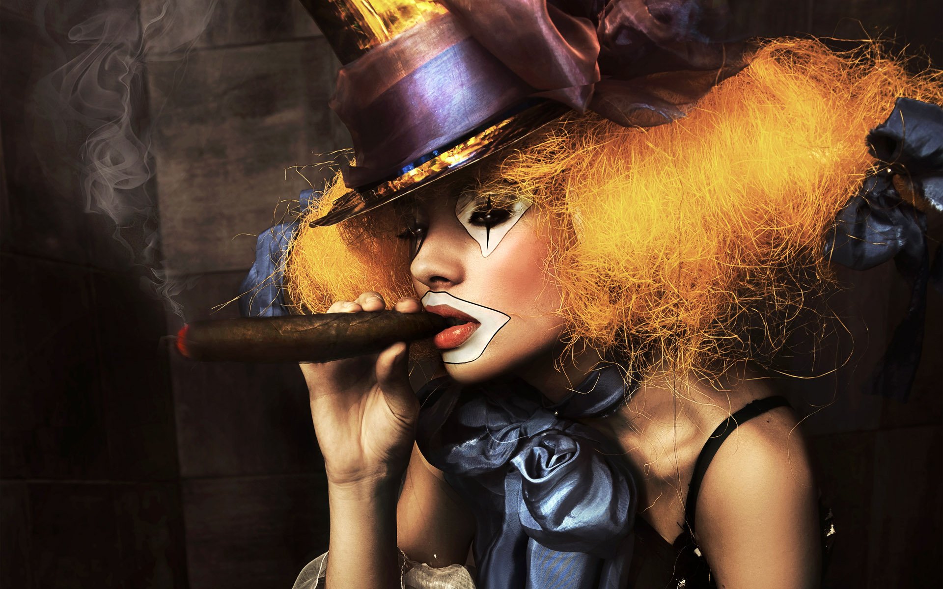 chica payaso maquillaje cigarro retrato sombrero arco humo