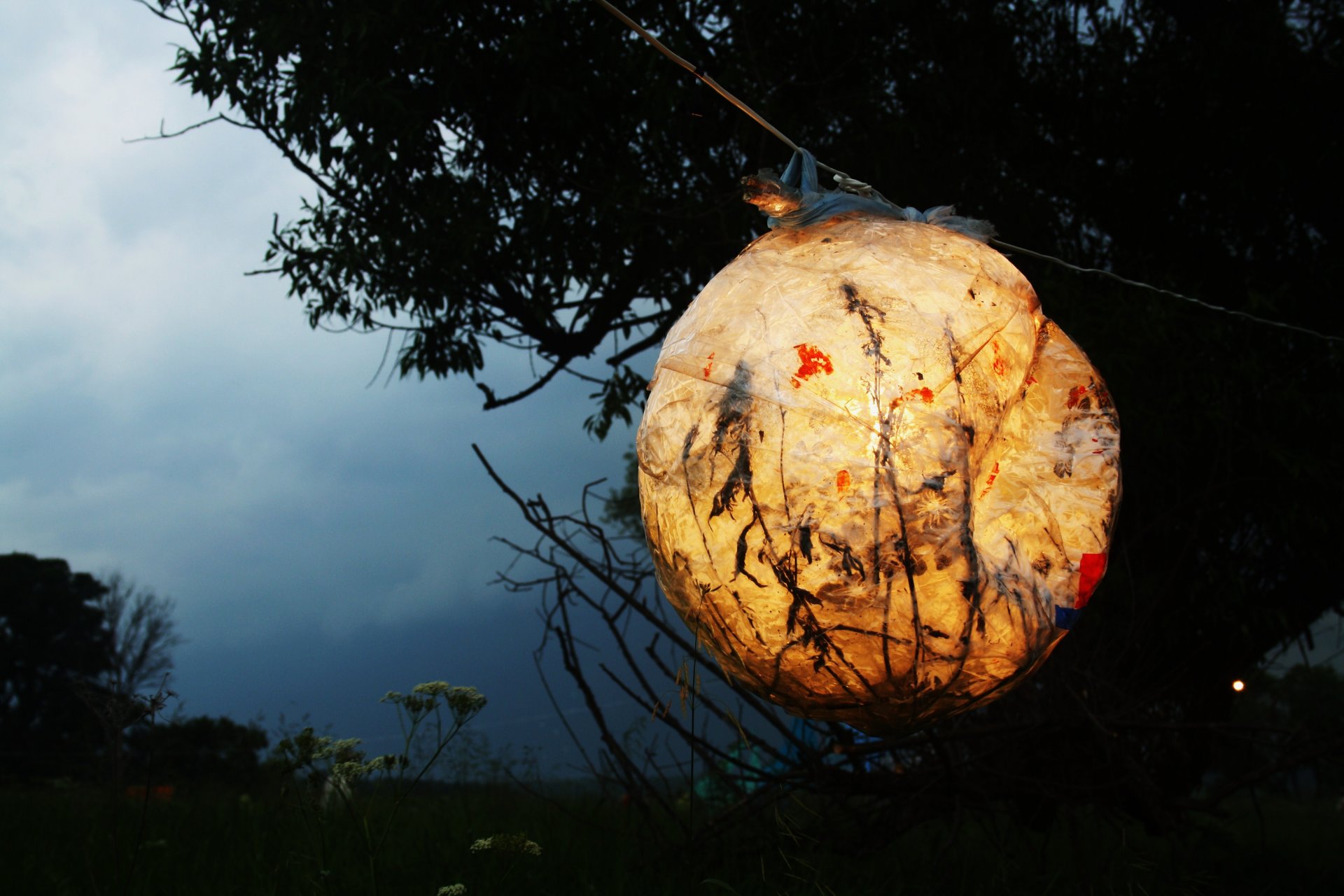 linterna árbol colinas vacías hecho a mano