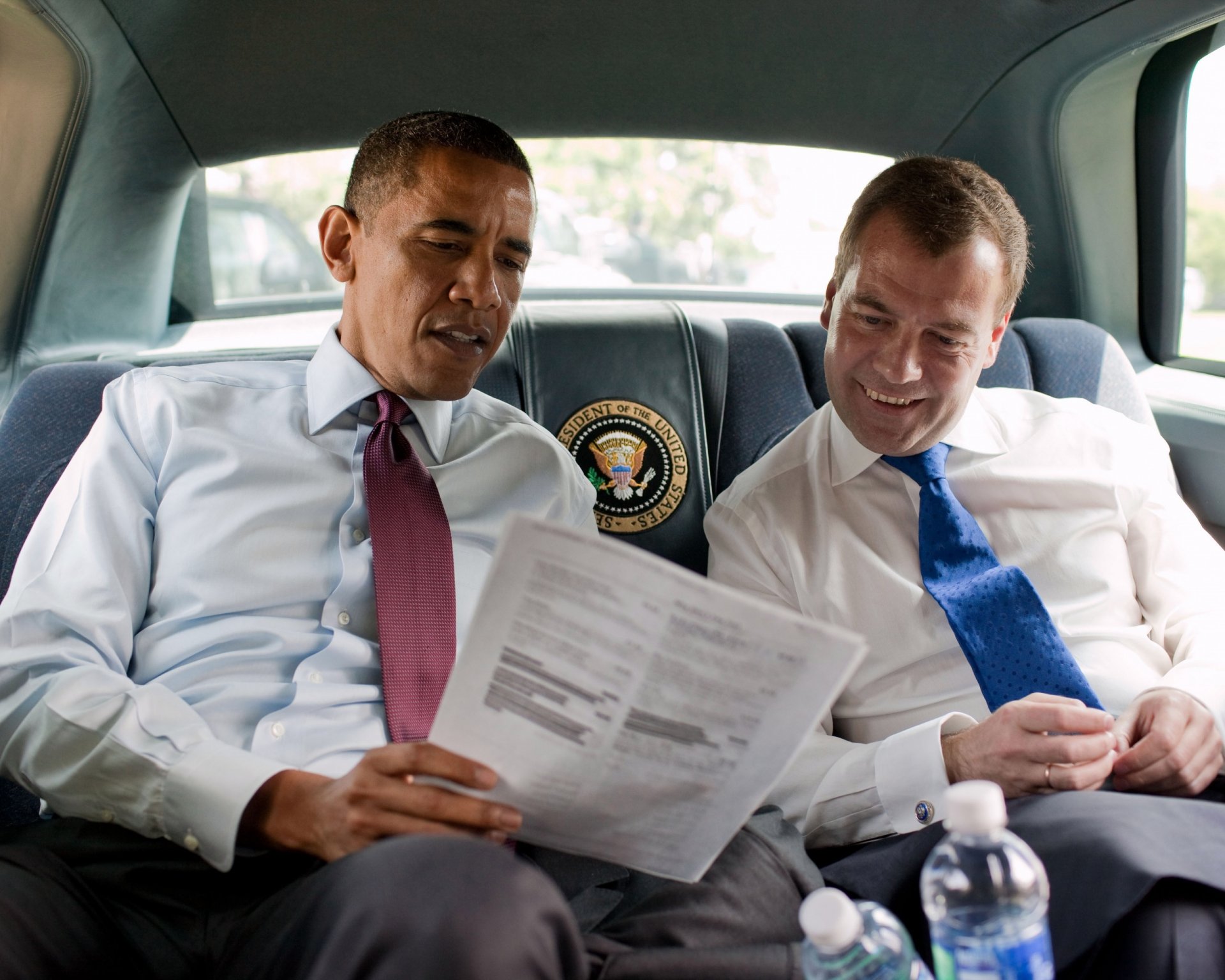 presidenti obama dmitry medvedev barack obama lettura salone sorriso rosso e blu cravatta