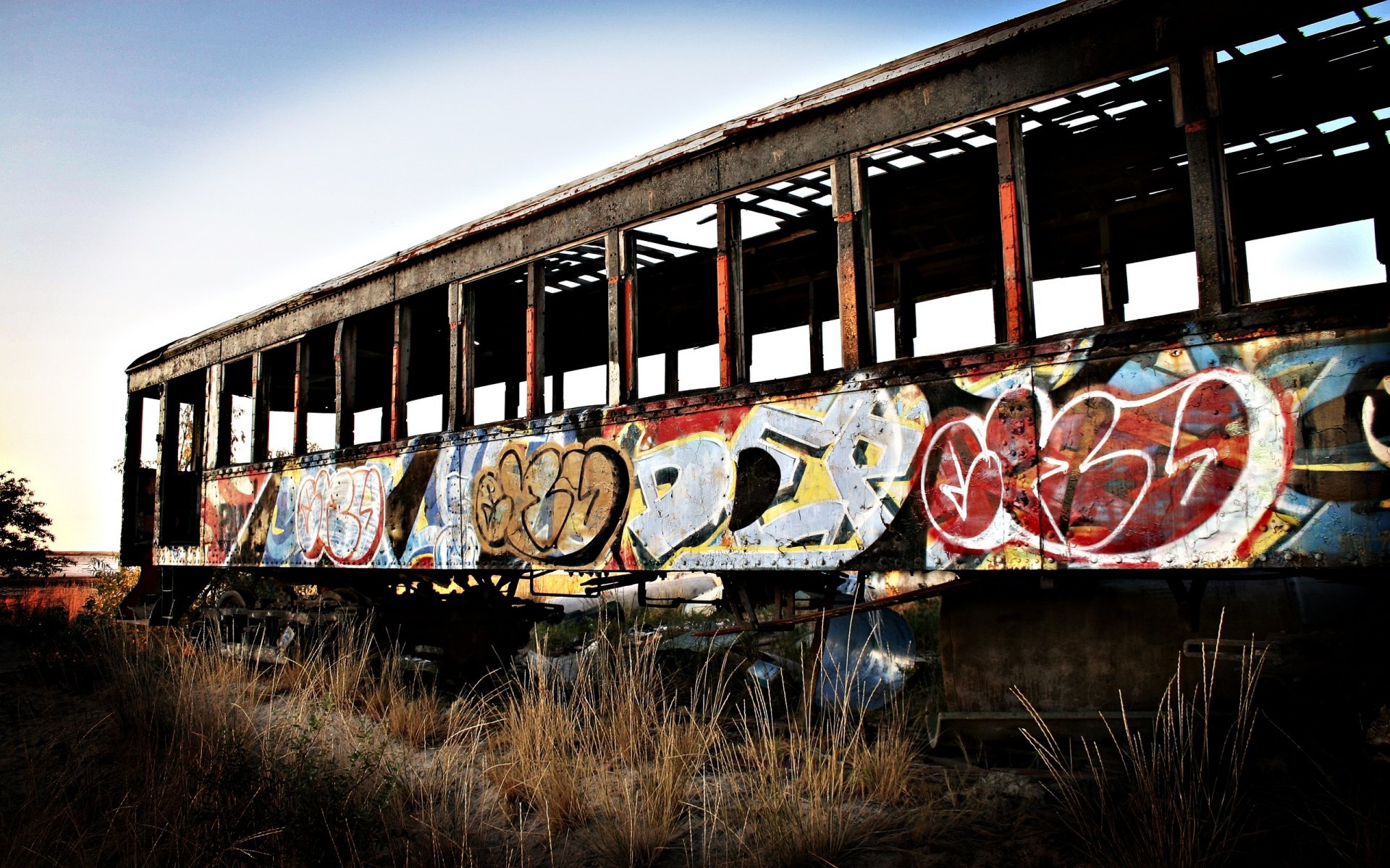 carro tram graffiti abbandonato