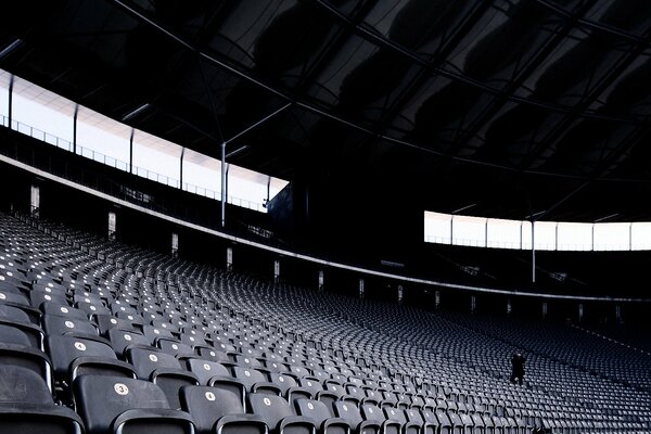 Photographe dans une salle vide avec des sièges