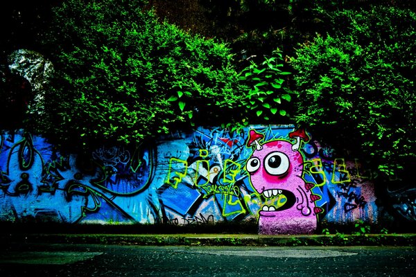 Graffiti en la pared. Monstruo con moscas en la cabeza